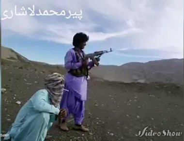 Βίντεο: Ταλαντούχος σκοπευτής με AK-47 πυροβολεί με ακρίβεια το τσιγάρο φίλου του!